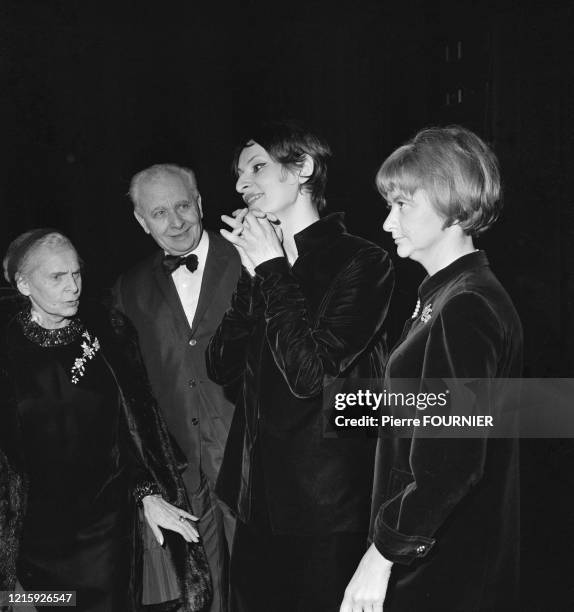 Elsa Triolet et Louis Aragon venus assister à la Première de Barbara à l'Olympia. De gauche à droite : Elsa Triolet, Louis Aragon, la chanteuse...