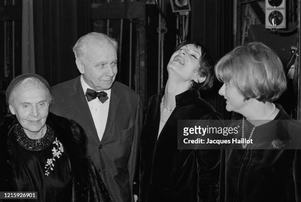 Elsa Triolet et Louis Aragon venus assister à la Première de Barbara à l'Olympia. De gauche à droite : Elsa Triolet, Louis Aragon, la chanteuse...