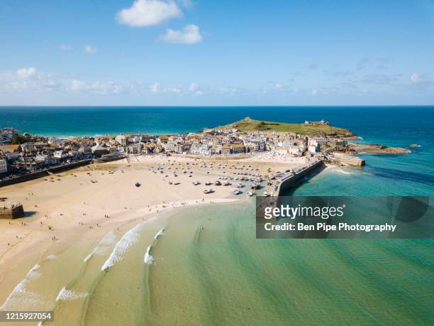 aerial view of st ives, a wide sandy beach and sheltered harbour with boats beach on sand at low tide. - st ives cornwall - fotografias e filmes do acervo