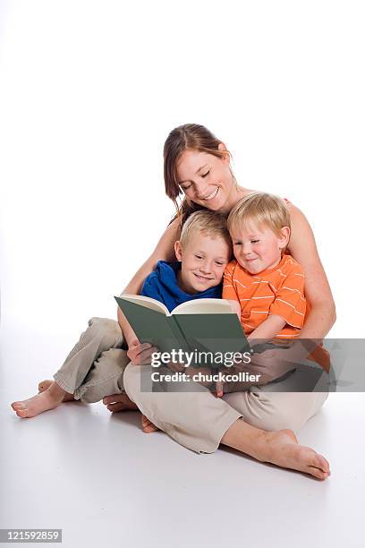 tempo di lettura - famiglia con due figli foto e immagini stock