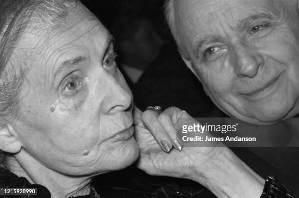 Elsa Triolet et Louis Aragon venus assister à la première de Zizi Jeanmaire à l'Olympia.