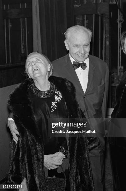 Elsa Triolet et Louis Aragon venus assister à la Première de Barbara à l'Olympia.
