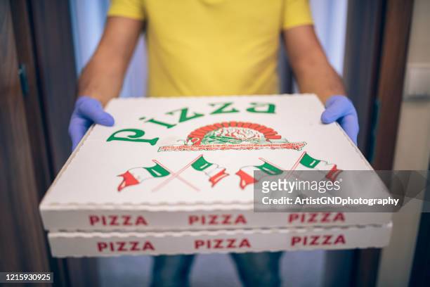 lebensmittellieferung nach hause in einer pandemie - pizza delivery stock-fotos und bilder