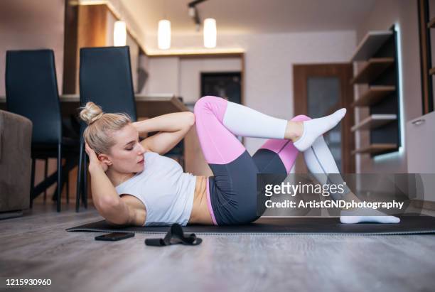 formazione femminile a casa - sit up foto e immagini stock