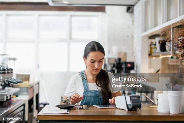 het tellen van de tip jar - australian dollars stockfoto's en -beelden