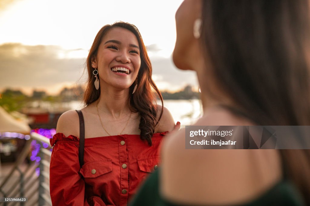 Vacker flicka sightseeing i stan