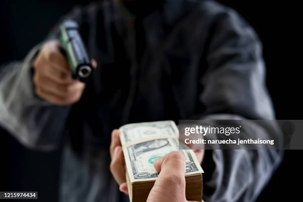 armed robbers used the gun to robbery the money, uses gun in armed robbery, armed robbers, - bankräuber stock-fotos und bilder