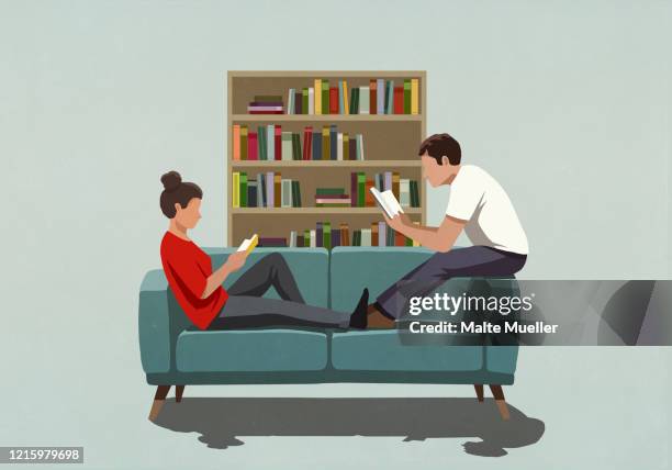 illustrations, cliparts, dessins animés et icônes de couple reading books on sofa at home - cheveux bruns