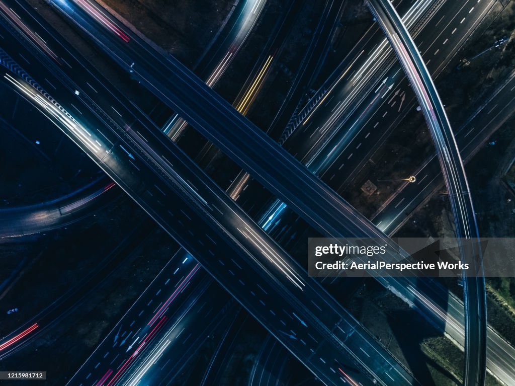 Vue de drone de l’intersection de route à l’heure de pointe