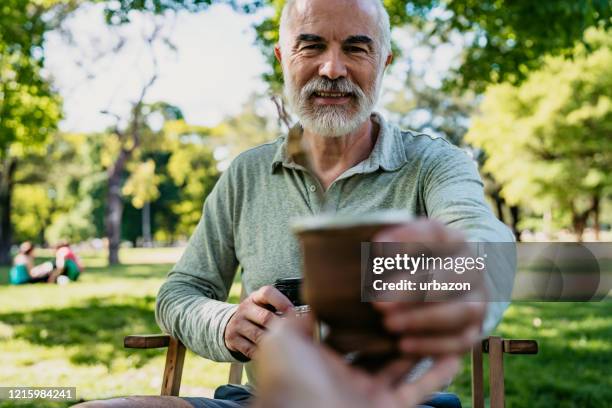 homem sênior dando chá para a esposa - ponto de vista - fotografias e filmes do acervo