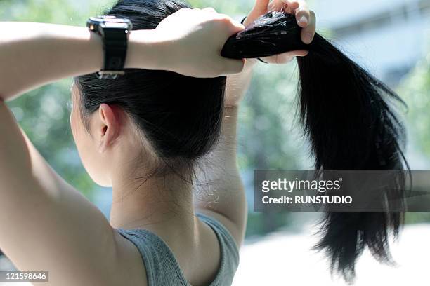 young woman outdoor exercise - 後梳髮型 個照片及圖片檔