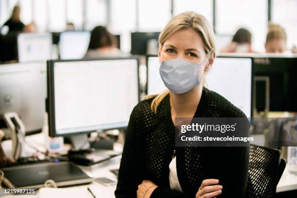 ritratto di giovane imprenditrice che indossa la maschera sanitaria. - mask culture foto e immagini stock