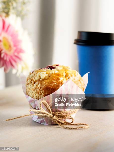 cherry muffin med kaffe, muffins med kopp kaffe, ta bort kaffekopp och muffin, - tea and cupcakes bildbanksfoton och bilder