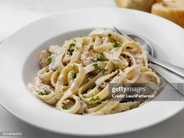 romige paddestoel fettuccine alfredo - fettuccine stockfoto's en -beelden