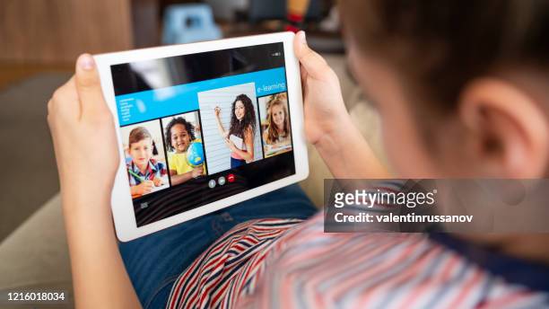 teenager-mädchen studieren mit video-online-unterricht zu hause - tutorial stock-fotos und bilder