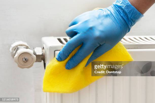 ラジエーターを洗浄するゴム製保護手袋を手に入れます。 - すす ストックフォトと画像