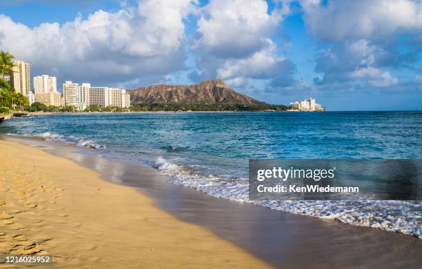 gentle waves on waikiki - honolulu beach stock pictures, royalty-free photos & images