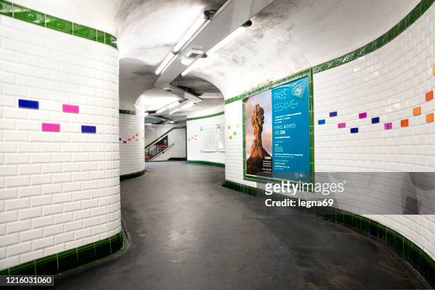parisian subway is empty during pandemic covid 19 in europe. - heritage hall stock pictures, royalty-free photos & images