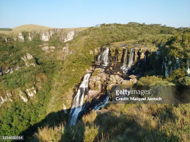 cachoeira do tigre preto no canyon fortaleza, em cambará do sul - santa catarina sul do brasil stock-fotos und bilder