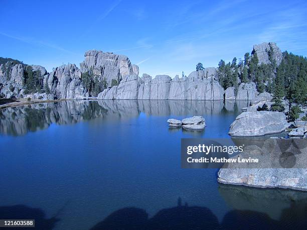 picturesque lake surrounded by rock walls - custer state park stock pictures, royalty-free photos & images