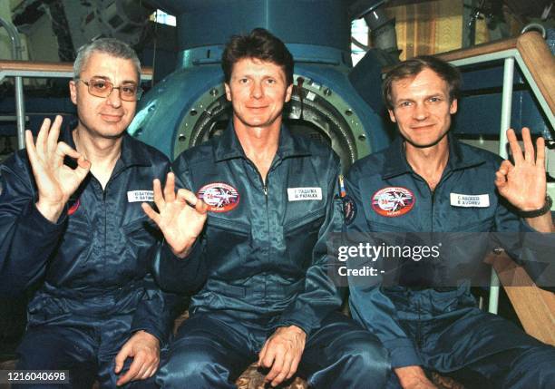 Former defence adviser to Russian President Boris Yeltsin Yuri Baturin , crew commander Gennady Padalka and flight engineer Sergei Avdeyev give an OK...