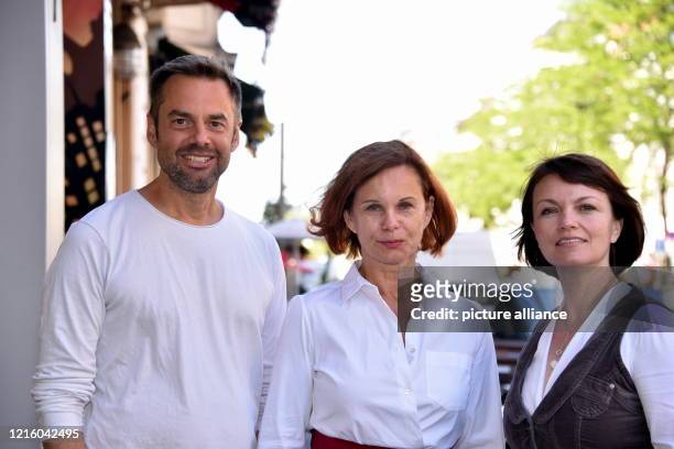May 2020, North Rhine-Westphalia, Cologne: The actors Sebastian Feicht, l-r, Petra Blossey and Sylvia Agnes Muc "Suite Grand Royal" pose at the press...