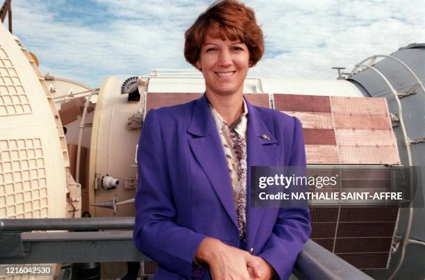 Américaine Eileen Collins, commandant de bord de la dernière mission spatiale américaine en juillet dernier, pose le 28 septembre 1999 devant une...