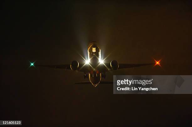 boeing 777 night takeoff - boeing stock pictures, royalty-free photos & images
