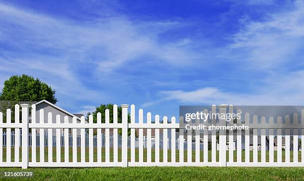 weiße vinyl-zaun und blauer himmel - gartenzaun stock-fotos und bilder