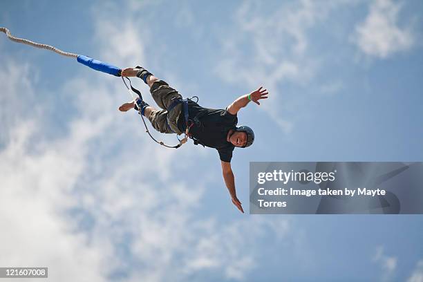 bungee jumping man - bungee jump stockfoto's en -beelden
