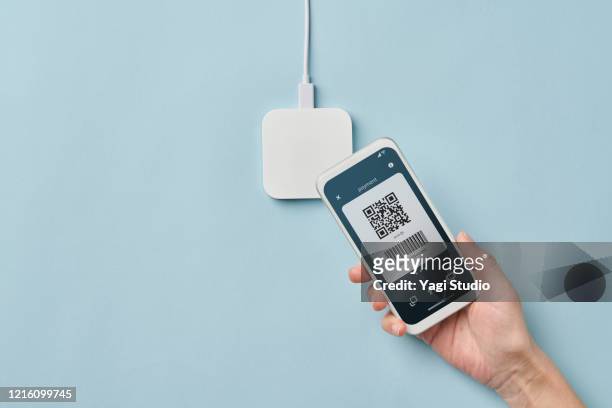 contact less payment with credit card - contactless payment stock pictures, royalty-free photos & images