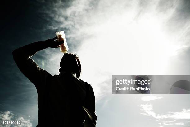 businessman drinking water - thirsty fotografías e imágenes de stock