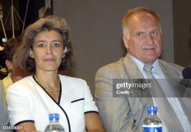 L'astronaute française Claudie Haigneré en compagnie du commandant de bord du vaisseau Soyouz, Viktor Afanassiev, présente, le 25 juin 2001 au Centre...