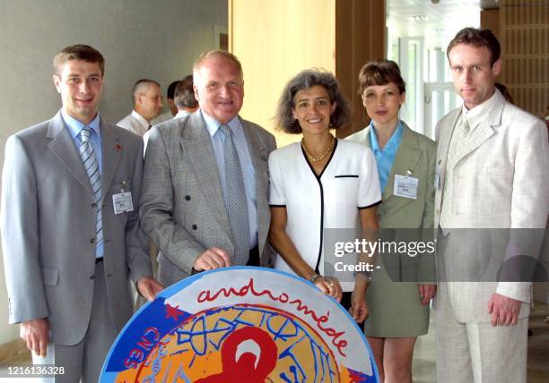 Astronaute française Claudie Haigneré , le commandant de bord russe du vaisseau Soyouz Viktor Afanassiev , l'ingénieur de bord Konstantin Kozeev ,...