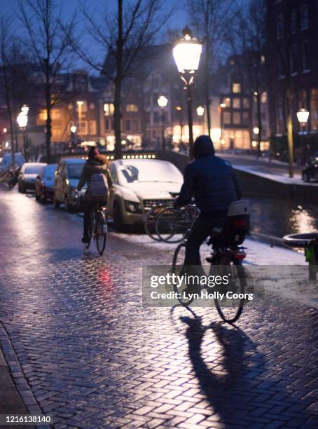 cyclists in amsterdam at night - lyn holly coorg stockfoto's en -beelden