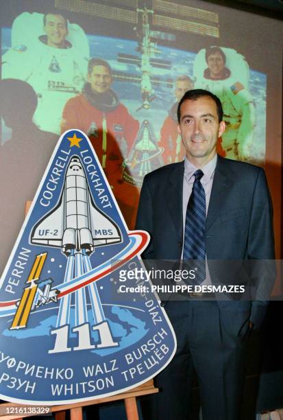 Le spationaute français Philippe Perrin, de retour en France depuis son vol à bord de la station spatiale internationale, pose, le 04 juillet 2002 au...