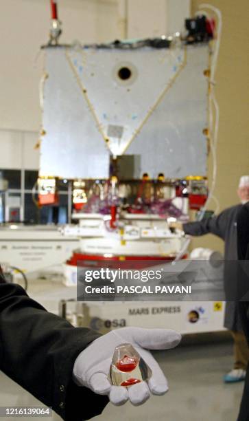 Un technicien de l'ESA présente devant le satellite Mars Express, le 18 septembre 2002 dans les locaux de la société Intespace à Toulouse, une goutte...