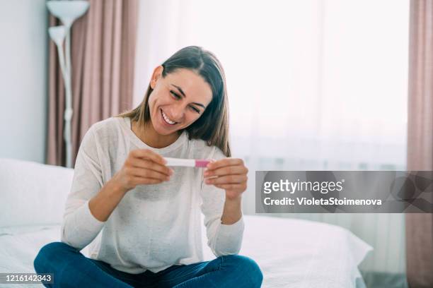 glückliche schwangere frau. - medizinischer test stock-fotos und bilder
