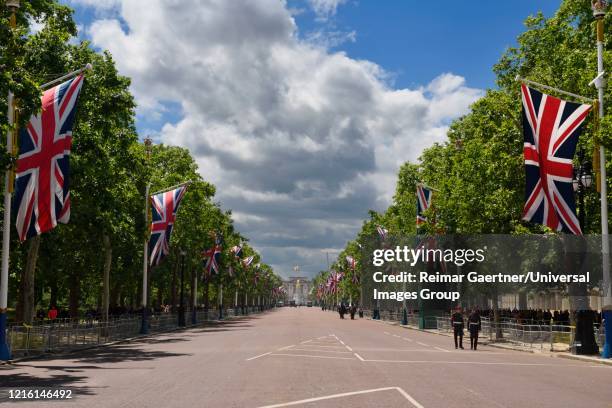 the mall with union jack flags now empty after trooping the color 2019 in the city of westminster london england with queen victoria memorial and buckingham palace - the mall - westminster photos et images de collection