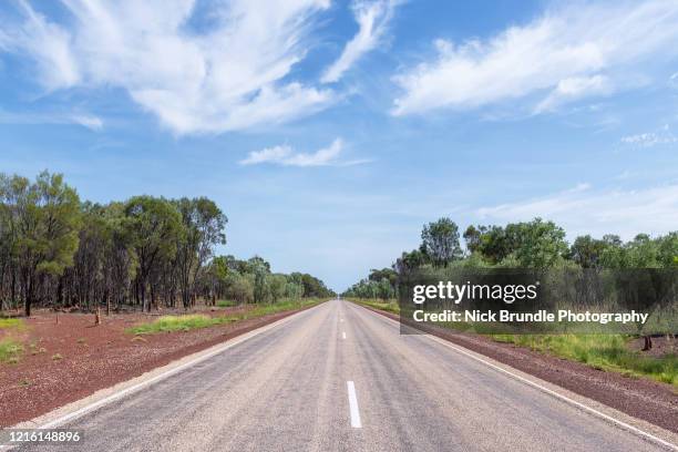 stuart highway, northern territory, australia - country road australia stockfoto's en -beelden