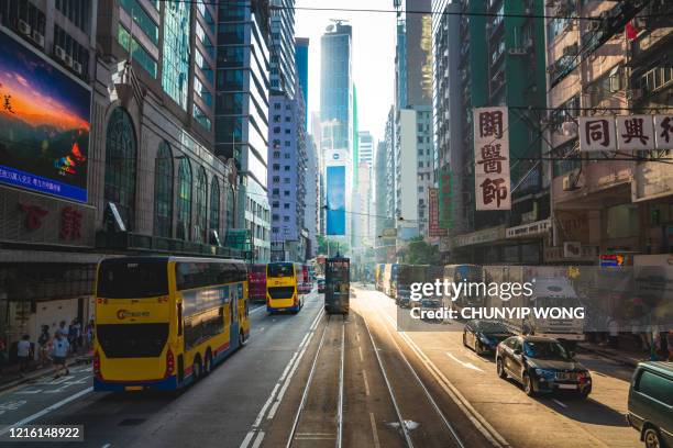 scène de rue de hong kong dans le chemin de tramway de wan chai - hennessy road photos et images de collection