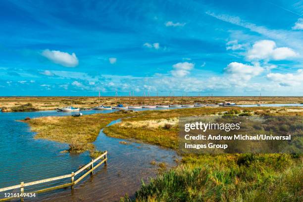 morston salt marshes seen from the blakeney to morston coastal path. norfolk, england, uk. - blakeney imagens e fotografias de stock