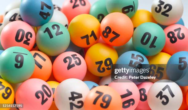 lottery balls full frame - loto photos et images de collection