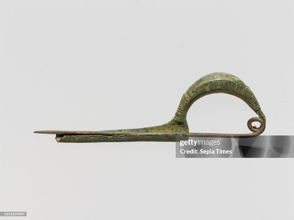 Bronze sanguisuga-type fibula (safety pin)