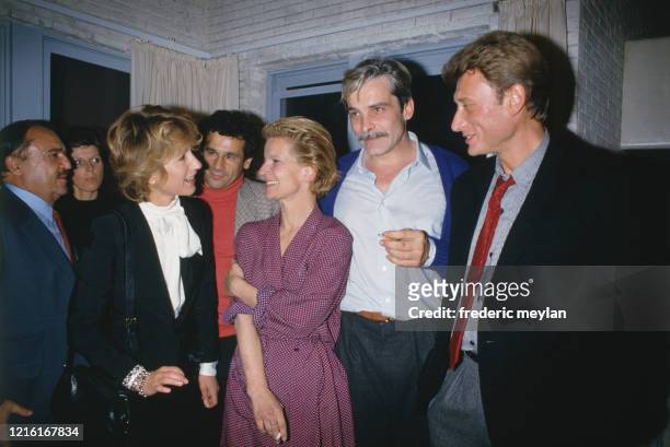 Johnny Hallyday et sa compagne Nathalie Baye venus assister à la 1ère de la pièce de théâtre "Deux sur la balançoire" avec Jacques Weber et Nicole...