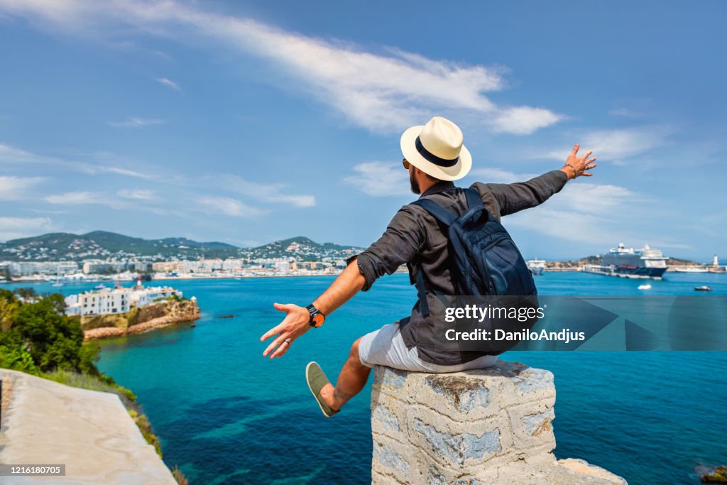 Joven disfrutando de viajar