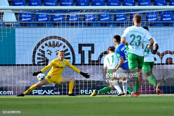 Fabian Schnellhardt of Darmstadt scores his team first goal during the Second Bundesliga match between SV Darmstadt 98 and SpVgg Greuther Furth at...