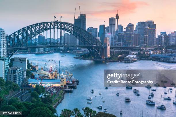 day to night luna park and harbour bridge in sunset from north sydney, sydney, australia - luna park sydney stockfoto's en -beelden