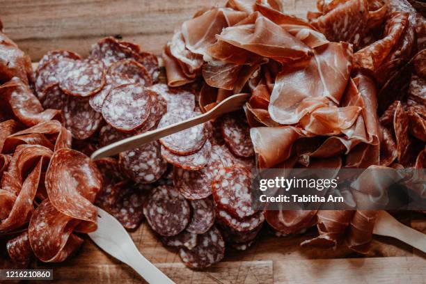 buffet mit essen fleisch aufschnitt fleischplatte salami wurst apéro aperitif - aufschnitt stockfoto's en -beelden