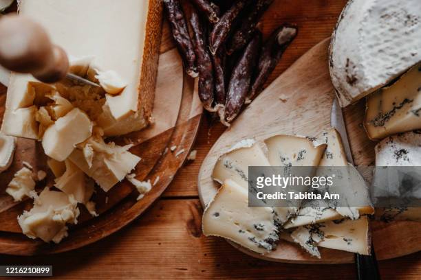 buffet mit essen apéro aperitif käse käseplatte - käseplatte stock pictures, royalty-free photos & images
